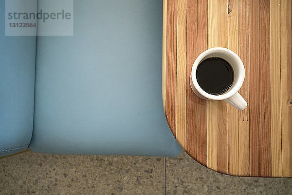 Draufsicht auf schwarzen Kaffee auf dem Restauranttisch