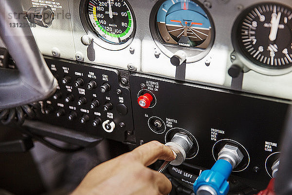 Beschnittenes Bild der Pilotenbedientafel im Flugzeug