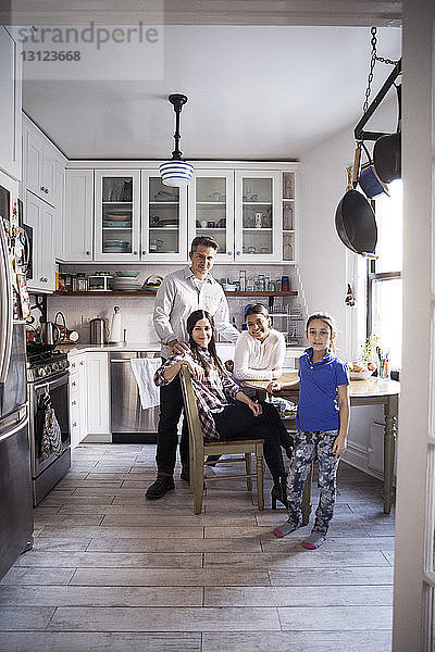 Porträt einer Familie in der heimischen Küche