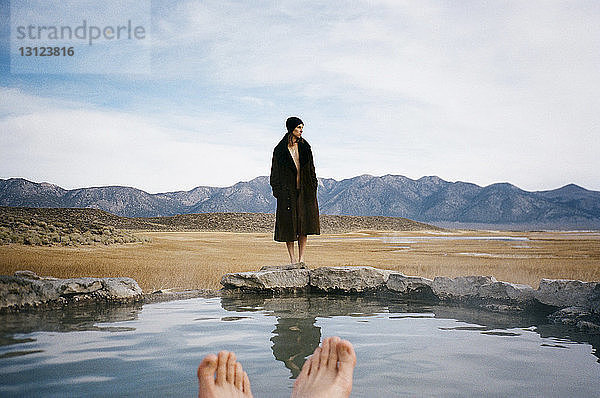 Frau schaut weg  während sie auf Mammoth Hot Springs gegen den Himmel steht