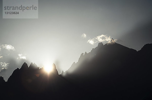 Niedrigwinkelansicht von Silhouettenbergen gegen den Himmel bei Sonnenuntergang