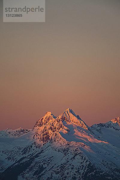 Panoramablick auf schneebedeckte Berge bei klarem Himmel während des Sonnenaufgangs im Garibaldi-Park