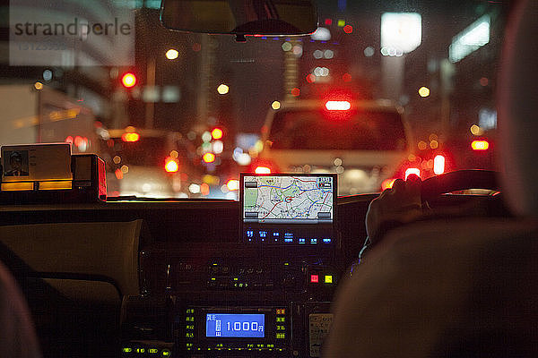 GPS-Navigationssystem auf dem Armaturenbrett eines Taxis