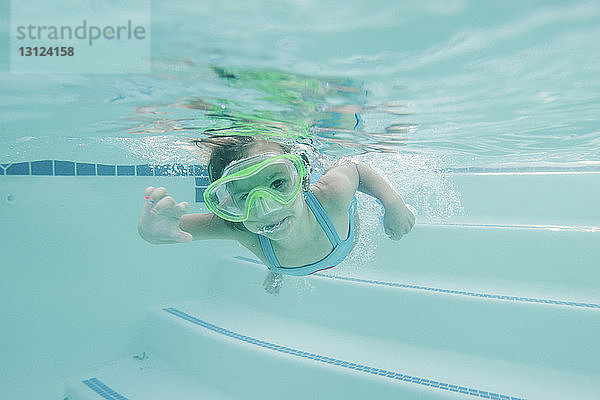 Porträt eines Mädchens im Schwimmbad