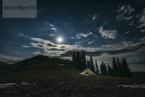 Zelt auf dem Feld gegen den Himmel im Rocky Mountains National Park