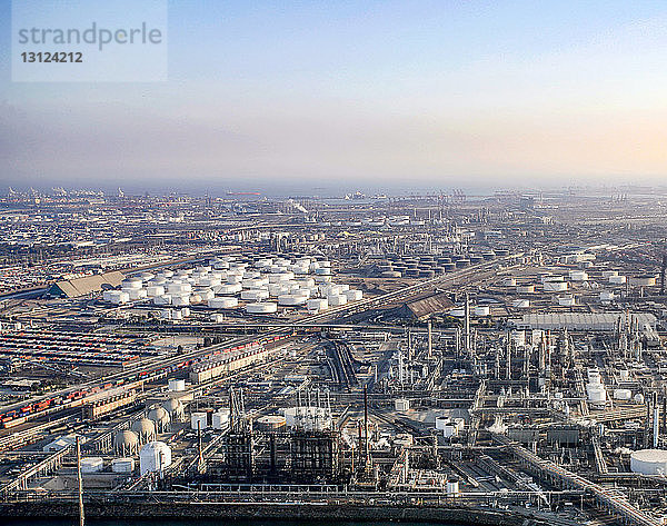 Luftaufnahme der Ölraffinerie-Fabrik gegen den Himmel