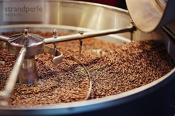 Hochwinkelansicht von Kaffeebohnen in der Maschine