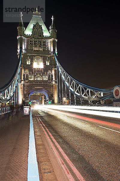 Lichtspuren auf der Tower Bridge bei Nacht