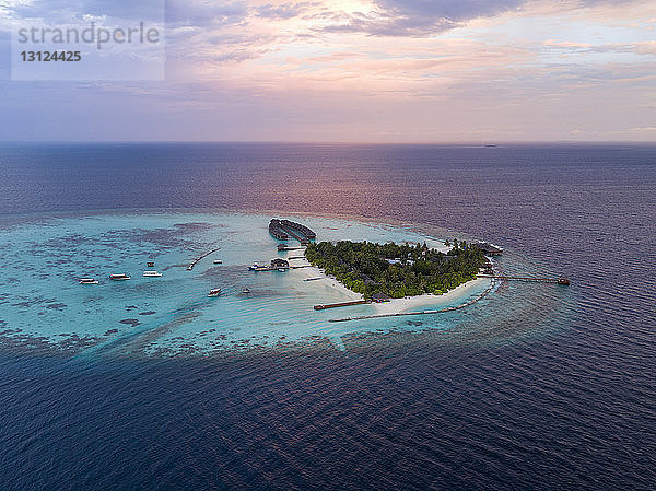 Luftaufnahme der Insel bei bewölktem Himmel während des Sonnenuntergangs auf den Malediven