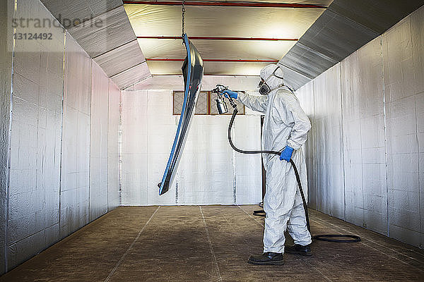 Seitenansicht eines mechanisch lackierten Fahrzeugteils in der Karosseriewerkstatt