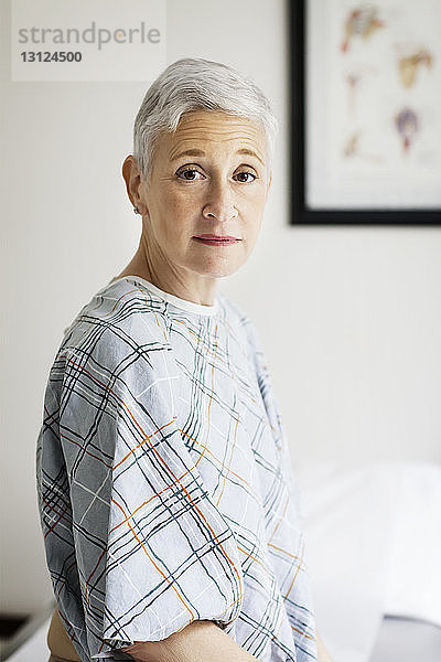 Porträt einer Patientin  die in der Klinik ein Krankenhauskleid trägt
