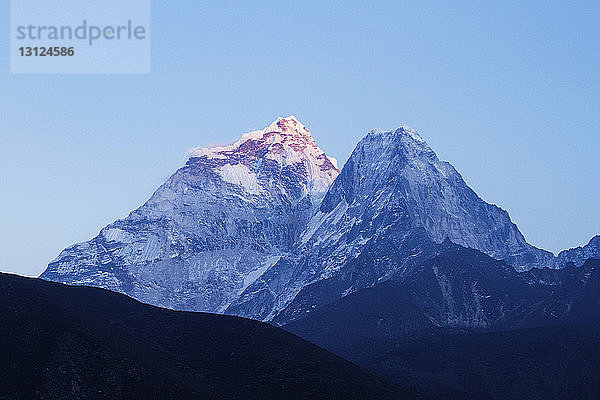 Majestätischer Blick auf den schneebedeckten Mt. Everest in der Abenddämmerung