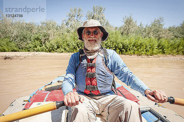 Porträt eines älteren Mannes beim Kajakfahren auf einem Fluss