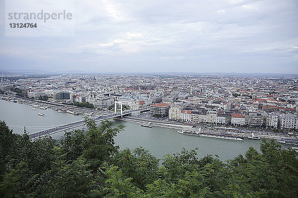 Hochwinkelansicht der Elisabeth-Brücke über die Donau im Stadtbild