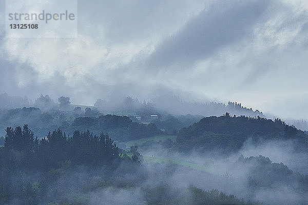 Hochwinkelansicht der Landschaft gegen den Himmel bei nebligem Wetter