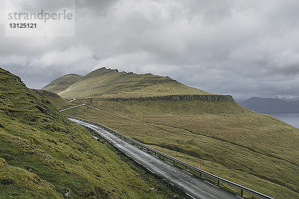 Hochwinkelansicht der Bergstraße gegen Gewitterwolken