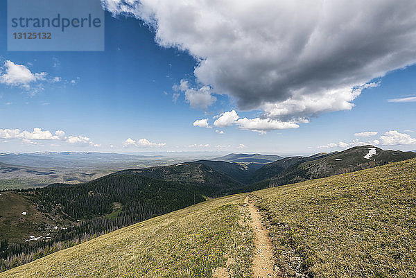 Landschaftliche Ansicht des Rocky Mountains Nationalparks gegen den Himmel