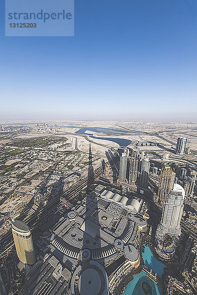 Stadtlandschaft vor klarem blauen Himmel vom Burj Khalifa aus gesehen