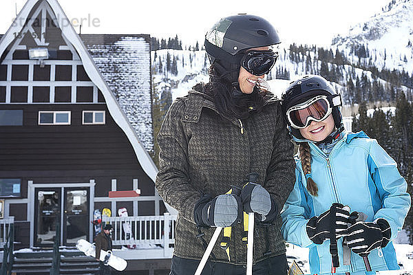 Porträt eines Mädchens  das mit der Mutter im Skigebiet steht