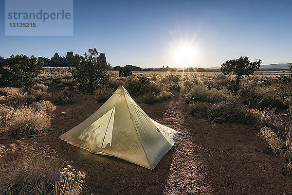 Zelt auf dem Feld im Canyonlands-Nationalpark gegen den Himmel