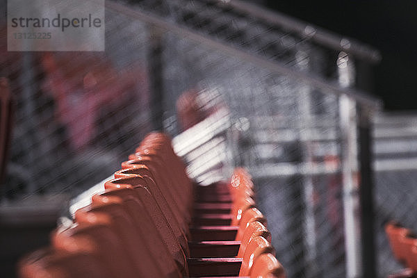 Leere Sitze in einer Reihe im American-Football-Stadion