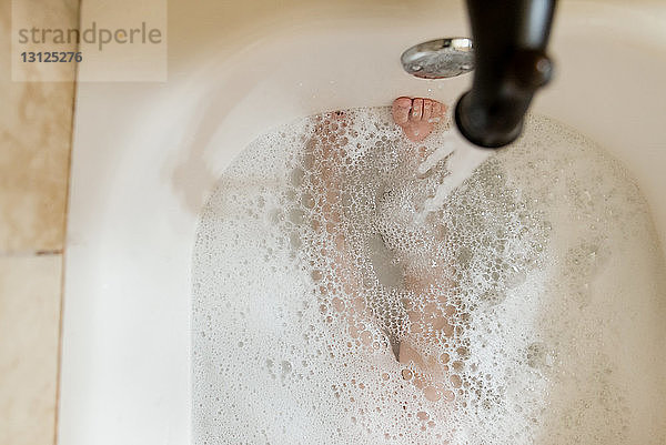 Unterer Teil des Jungen in der Badewanne