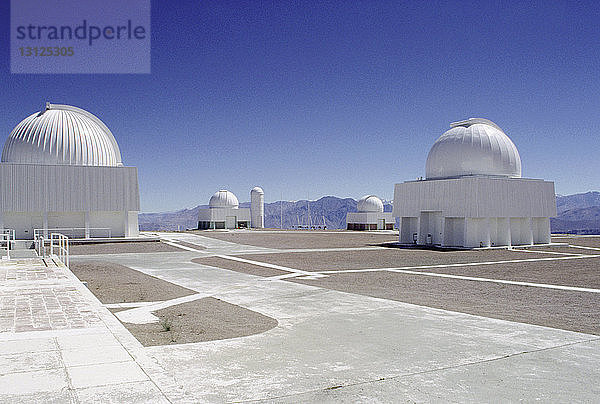 Observatorium La Silla vor klarem blauen Himmel