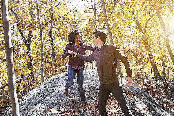 Ehepaar genießt im Herbst im Wald
