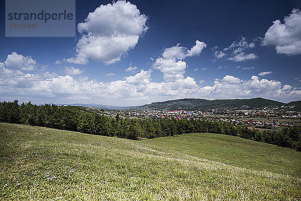 Szenische Ansicht der Landschaft vor bewölktem Himmel