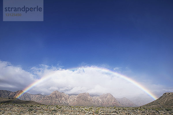 Doppelter Regenbogen über dem nationalen Naturschutzgebiet Red Rock Canyon