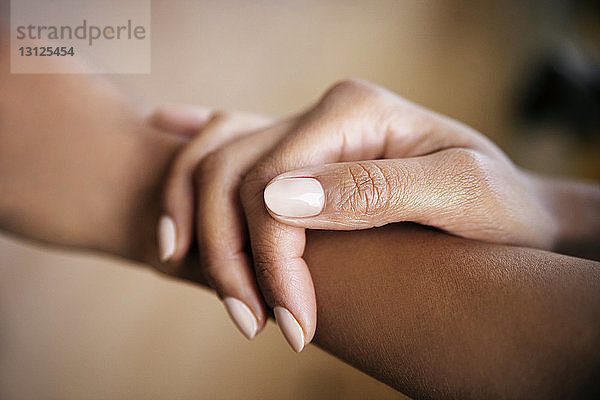 Ausgeschnittenes Bild einer Frau  die die Hand berührt