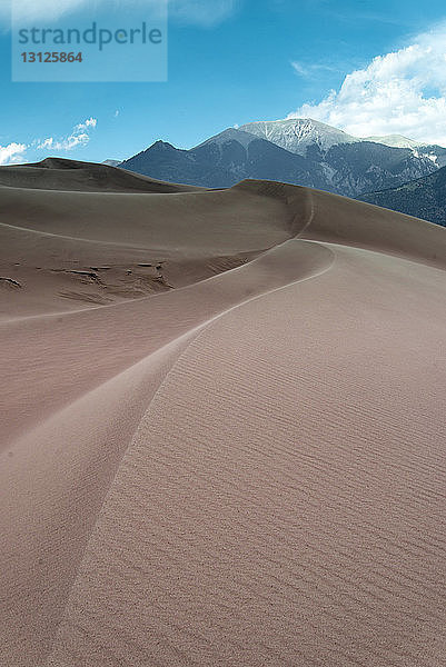 Landschaftliche Ansicht von Wüste und Bergen im Great Sand Dunes National Park