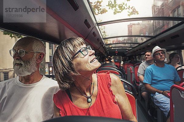 Älteres Ehepaar reist an einem sonnigen Tag im Bus