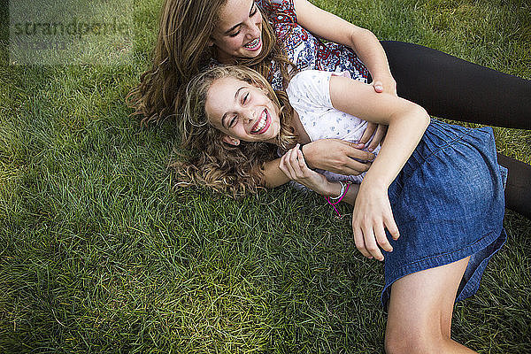 Mutter und Tochter geniessen es  auf einem Grasfeld im Park zu liegen