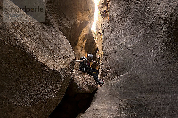 Wanderin beim Bergsteigen