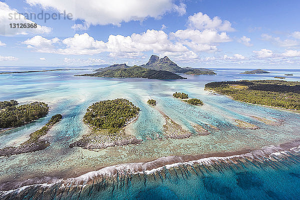 Landschaftliche Ansicht der Insel Bora Bora vor bewölktem Himmel
