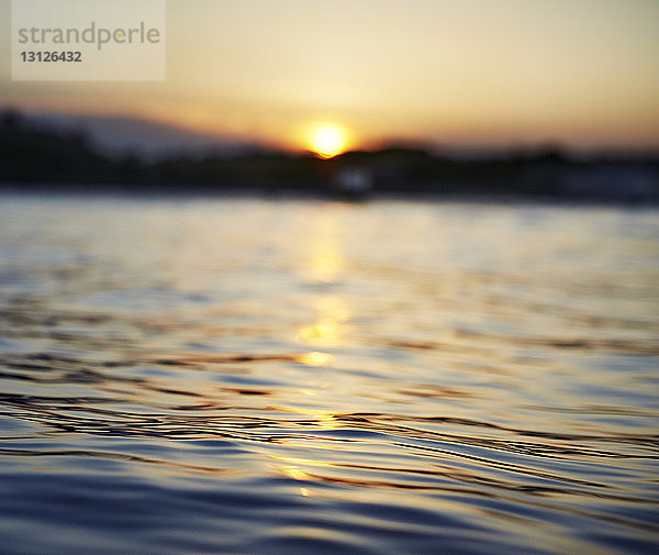 Nahaufnahme des Sees bei Sonnenuntergang