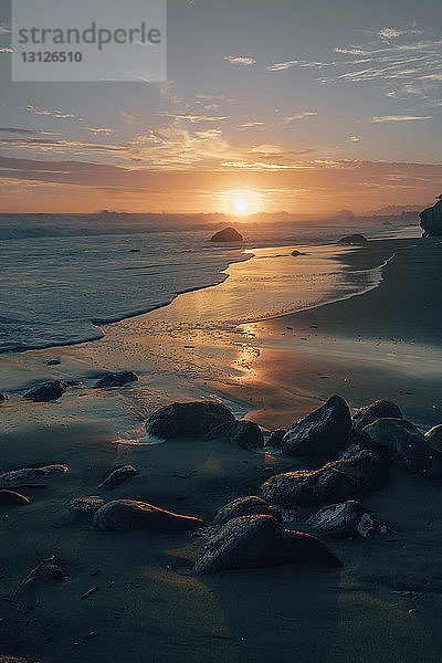 Szenische Ansicht des Strandes gegen den Himmel bei Sonnenuntergang