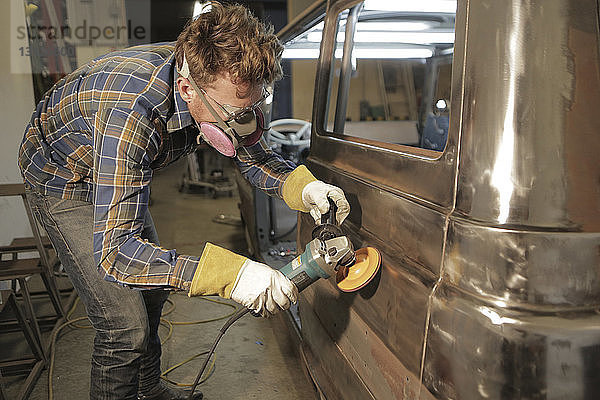 Ingenieur Polierwagen mit Winkelschleifer im Werk