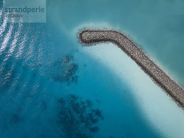 Luftaufnahme der Seelandschaft am sonnigen Tag