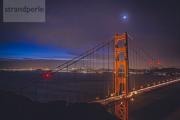 Lichtspuren auf der Golden Gate Bridge gegen den nächtlichen Himmel