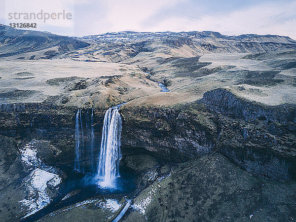 Idyllische Hochwinkelansicht eines Wasserfalls auf Berge