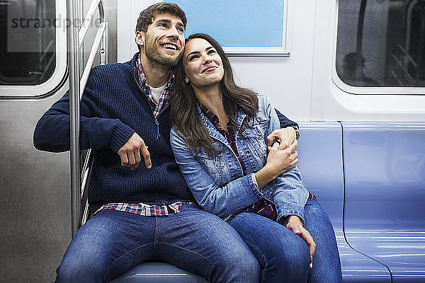 Glückliches Paar reist im Zug