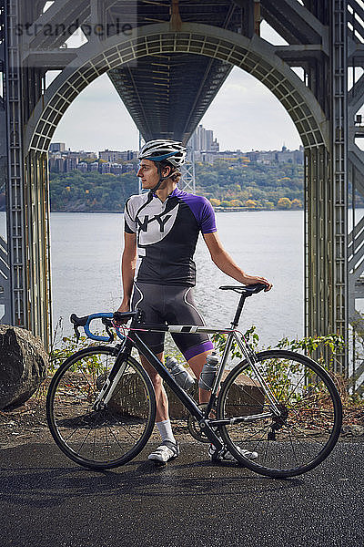 Mann mit Fahrrad an der George-Washington-Brücke stehend