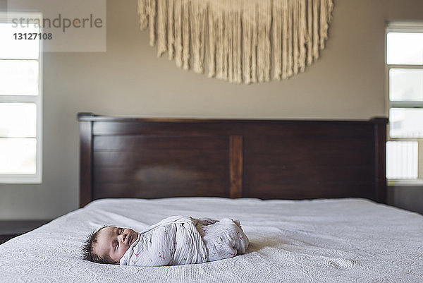 Süßes Mädchen schläft zu Hause im Bett