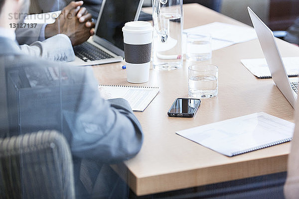 Schrägansicht von Geschäftsleuten  die auf dem Schreibtisch im Büro diskutieren