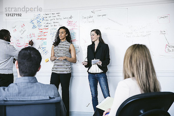 Brainstorming von Geschäftsleuten bei Besprechungen im Büro