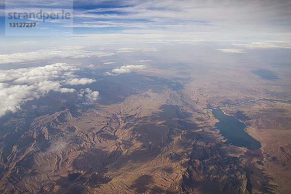 Luftaufnahme der Landschaft vor bewölktem Himmel