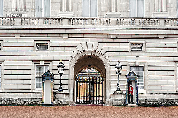 Wache  die aus dem Buckingham-Palast herausragt