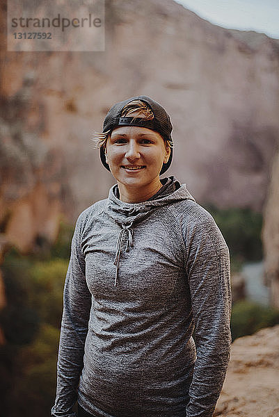 Porträt einer Frau  die im Grand Canyon National Park Urlaub macht